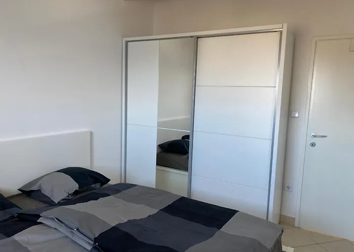 Sea View Apartment, 4 Min. By Foot To Main Apartman