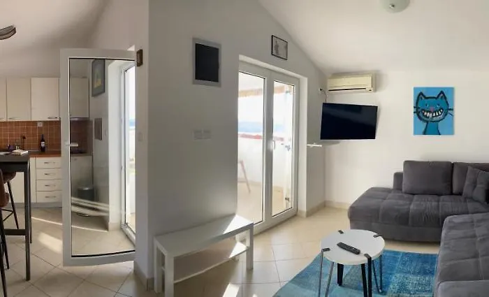 Sea View Apartment, 4 Min. By Foot To Main