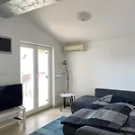 Sea View Apartment, 4 Min. By Foot To Main جادرانوفو